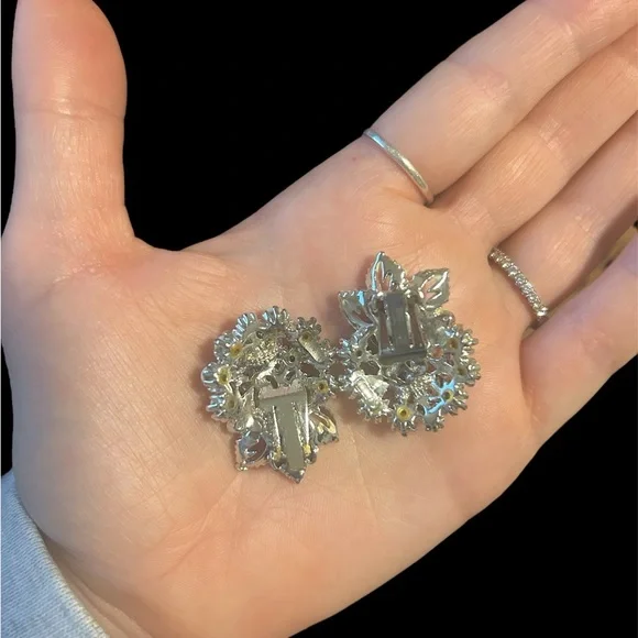 VTG ArthurPepper AuroraBorealis Rhinestone ClipOn Earrings w/Enamel White Leaves - Picture 4 of 5